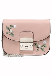 Borsa a spalla in pelle rosa con accessori in argento, con ricamo floreale sulla parte anteriore e tracolla a catena. Forma rettangolare con bordi arrotondati.