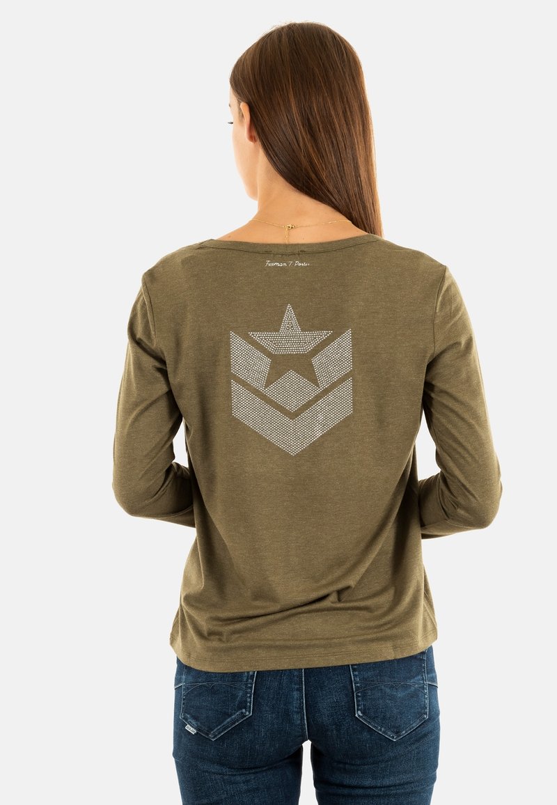Maglietta a maniche lunghe verde oliva con vestibilità rilassata, caratterizzata da un design a stella e chevron in strass sulla schiena. Materiale in cotone morbido.