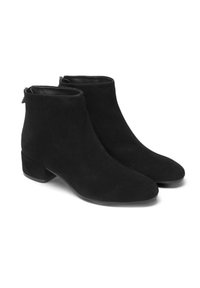Botines de ante negro con un diseño elegante, tacón bajo y cierre de cremallera en la parte posterior. Textura suave, forma de punta afilada.