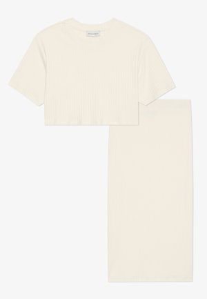 Tovejs outfit i ribbet ivory stof: cropped t-shirt med kort ærme og rund hals samt en matchende tætsiddende midi-nederdel.