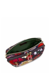 Borsa cosmetica in tessuto con fantasia floreale su sfondo scuro, con dettagli rossi e verdi, zip dorate e interni verdi. Due scomparti con zipper.