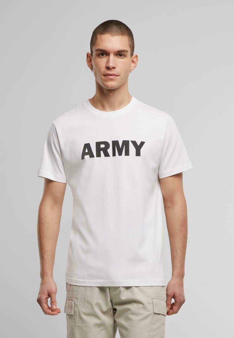 Valge puuvillane T-särk, mille esiküljel on julge must "ARMY" tekst, lühikesed varrukad ja klassikaline ümar kaelus.