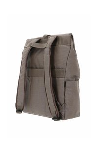 Sac à dos en tissu marron avec des bretelles réglables, présentant un design minimaliste, une poche avant et une surface texturée pour plus de durabilité.