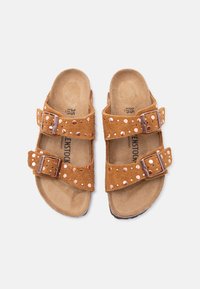 Καφέ σουέντ σανδάλια με δύο ρυθμιζόμενους ιμάντες με αγκράφες, διακοσμημένα με μικρές στρογγυλές χαλκινές καρφίτσες, μέγεθος 35 ευρωπαϊκό.