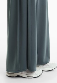 OYSHO SOFT-TOUCH WIDE LEG SIDE-PLEATED - Hlače - grey