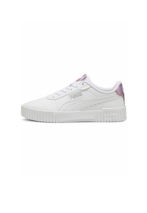 Sneakers in pelle bianca con punta arrotondata, suola bianca texturizzata e un accento viola sfumato sul tallone. Presentano lati perforati.