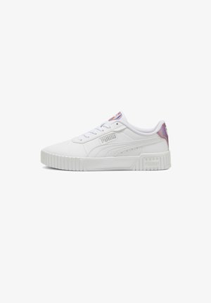 Sneakers in pelle bianca con punta arrotondata, suola bianca texturizzata e un accento viola sfumato sul tallone. Presentano lati perforati.