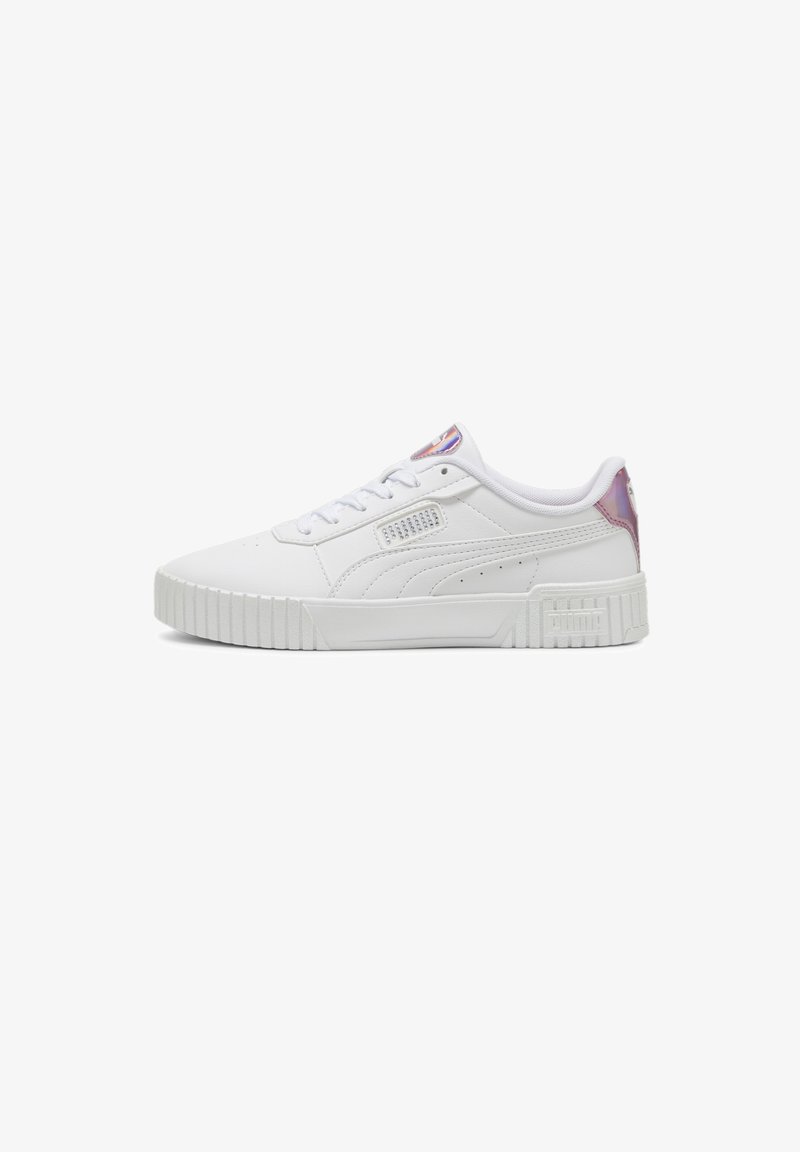 Sneakers in pelle bianca con punta arrotondata, suola bianca texturizzata e un accento viola sfumato sul tallone. Presentano lati perforati.