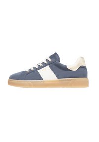 Sneakers en daim bleu avec un design de rayure blanche, des accents beiges sur le talon et une semelle en caoutchouc translucide. Comprend des lacets blancs.