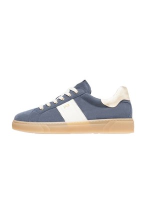 Sneaker blu in suede con un design a strisce bianche, dettagli beige nel tallone e una suola in gomma traslucida. Presenta lacci bianchi.