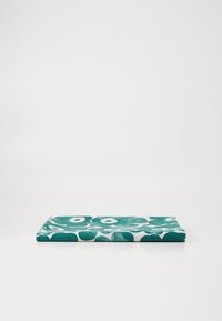 Tessuto floreale verde con sfondo bianco, caratterizzato da una texture liscia e una forma rettangolare piatta. Il design include grandi fiori astratti.