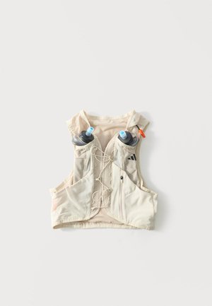 Gilet idratante beige chiaro con due borracce frontali e tasca con zip, progettato per la corsa o attività all'aperto.
