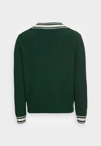 Grön ribbad stickad cardigan med sjalkrage, med vita randiga detaljer på ärmarna. Ensfärgad, strukturerad tyg, avslappnad passform.