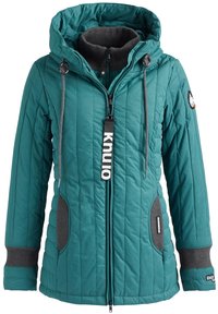 Veste matelassée couleur sarcelle avec capuche, poignets et col côtelés gris, cordons de serrage, fermeture éclair à l'avant, et poches latérales avec accents en tissu gris.