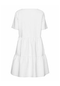 Vit klänning med kort ärm och utsvängd nederkant, med mjuk textur och lager-på-lager design. Enkla, rena linjer med rund halsringning.