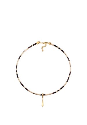 Dunne chokerketting met luipaardprint, voorzien van een gouden sluiting en een klein gouden druppelhanger die in het midden hangt.