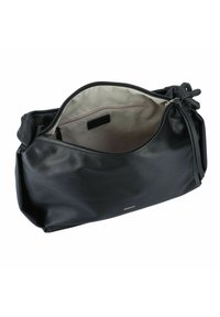 Schwarze Leder Schultertasche mit strukturiertem Oberflächen, Reißverschlussverschluss und geräumigem Innenraum. Das Futter ist beige und verfügt über ein Reißverschlussfach sowie ein Logo.