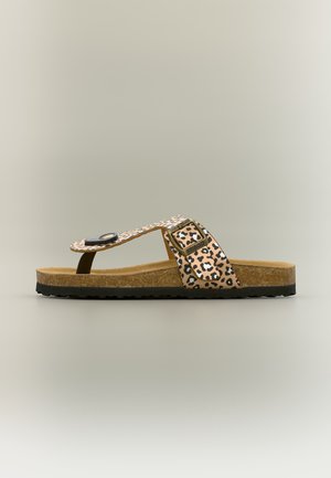 Sandalo infradito con stampa leopardata, cinturino regolabile con fibbia, soletta in sughero e suola in gomma nera, mostrato di profilo su sfondo neutro.