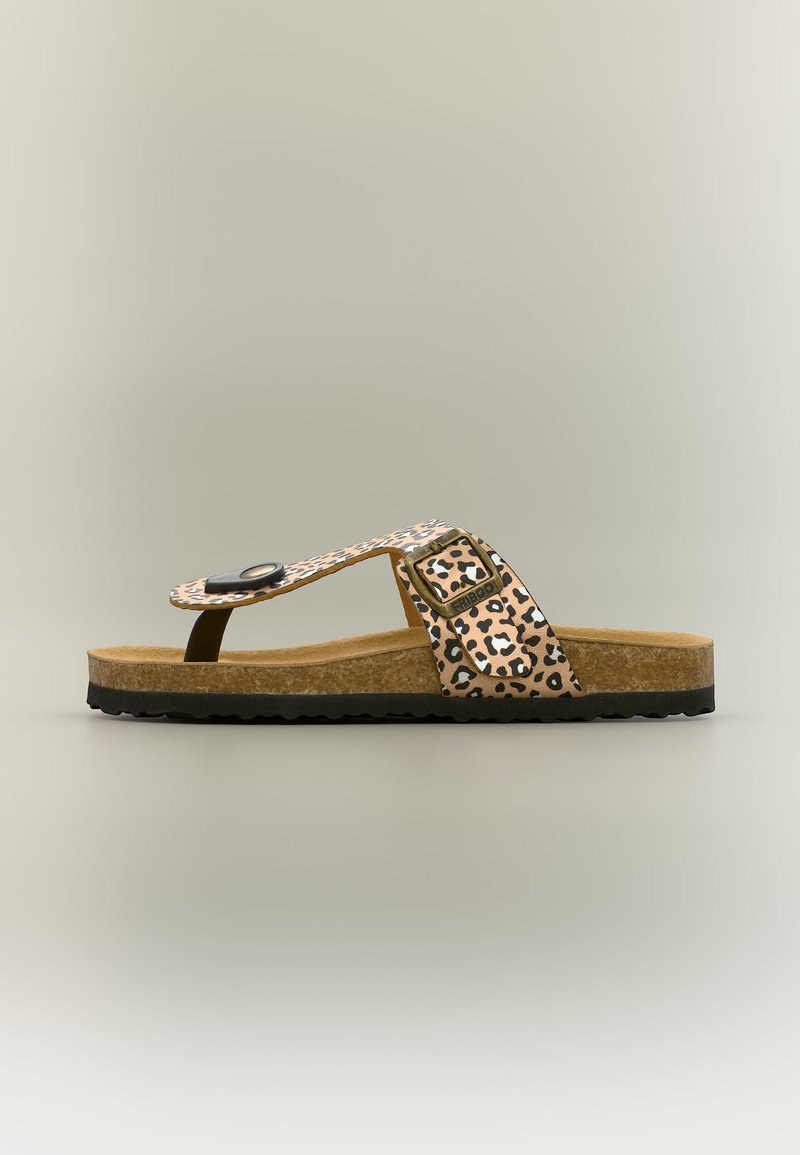 Σαγιονάρα string με λεοπάρ σχέδιο, ρυθμιζόμενο λουράκι με αγκράφα, πάτο από φελλό και μαύρη λαστιχένια σόλα, σε πλάγια όψη πάνω σε ουδέτερο φόντο.