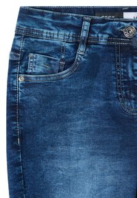 Jean en denim bleu foncé en gros plan montrant la poche avant, la boucle de ceinture, le bouton et les détails de texture délavée.
