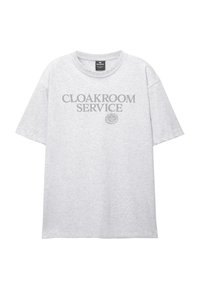 Tricou din bumbac gri, cu guler rotund, mâneci scurte și text grafic "CLOAKROOM SERVICE" în gri închis pe față.