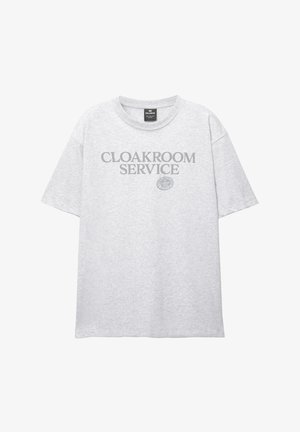 Grijze katoenen t-shirt met een ronde hals, korte mouwen en grafische tekst "CLOAKROOM SERVICE" in donkergrijs over de voorkant.