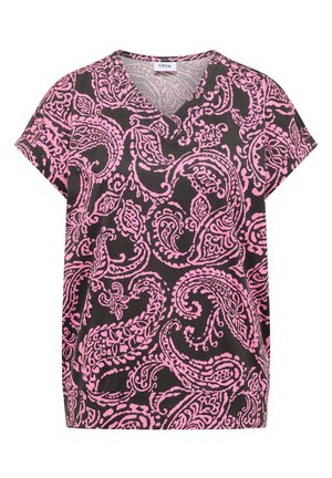 Kortærmet V-hals bluse med sort baggrund og et indviklet pink paisleymønster overalt.