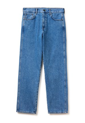 Proste niebieskie dżinsy z denimu z przednimi i tylnymi kieszeniami, szlufkami na pasek oraz zapięciem na guzik na białym tle.