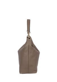 Sac en cuir marron clair avec une finition texturée, de forme effilée et une seule poignée supérieure. Présente des garnitures en métal et un design épuré sans embellissements.