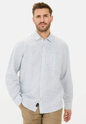 Helles blau gestreiftes Langarmhemd aus gewebtem Stoff. Es besitzt einen spitzen Kragen, eine Knopfleiste und eine einzelne Brusttasche.
