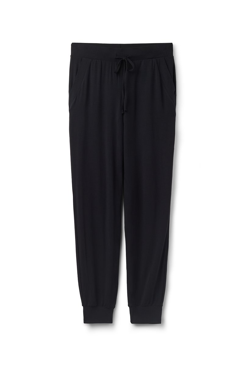 Zwarte joggers van een zachte, rekbare stof. Voorzien van een elastische tailleband met trekkoord, zijzakken en smalle boorden.