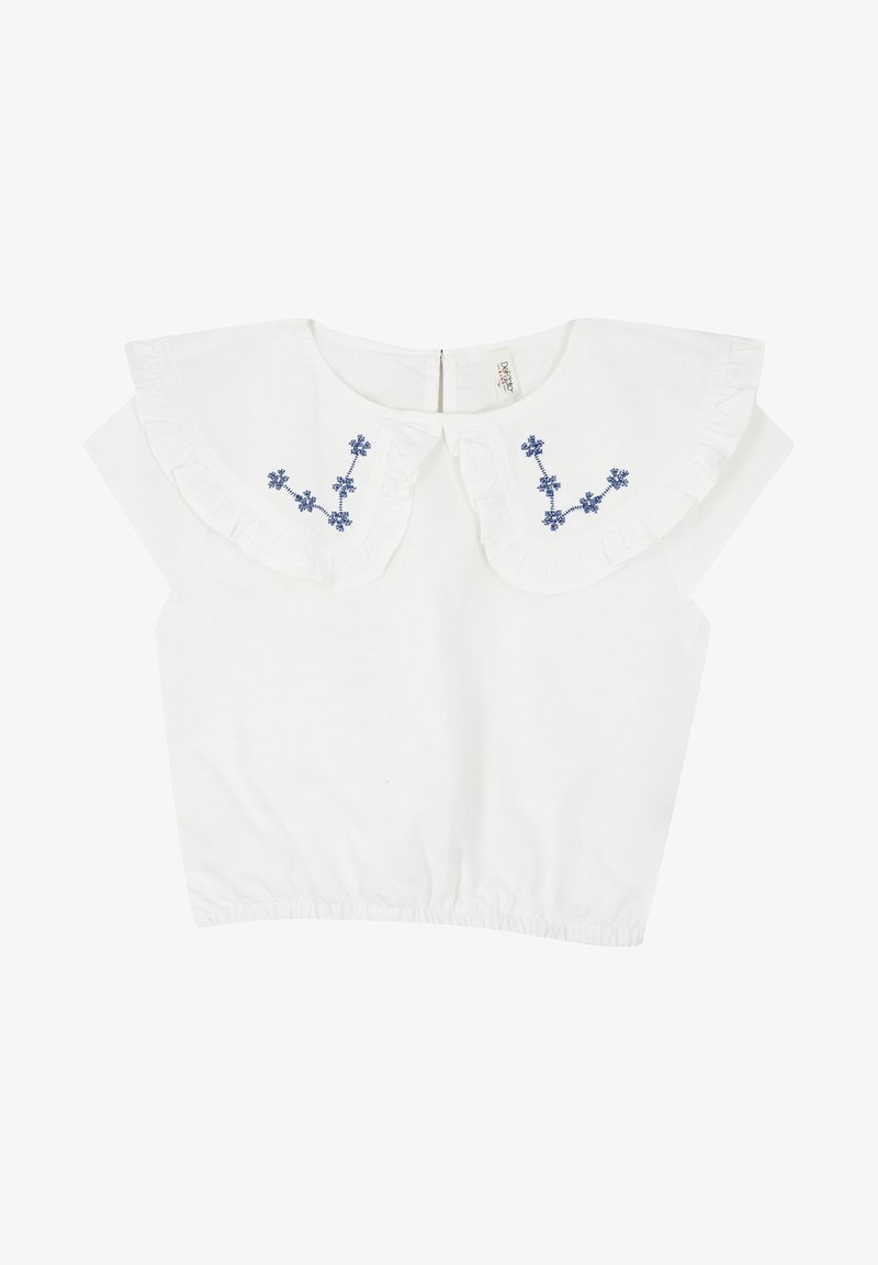 Blouse blanche à manches courtes avec grand col à volants et broderies florales bleues de chaque côté, ourlet élastique et fermeture zippée au dos.