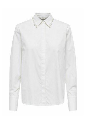 Camisa blanca de manga larga hecha de tejido suave, con un cuello clásico adornado con acentos de perlas a lo largo de los bordes.