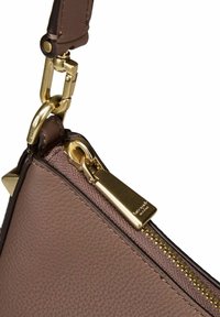 Borsa in pelle marrone con finitura testurizzata, dotata di una cerniera e accessori in oro. La tracolla include un moschettone e dettagli in oro.