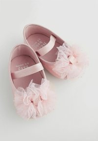 Rosa Babyschuhe aus weichem Stoff mit einem Tüllblumenakzent und einem elastischen Riemen für einen sicheren Halt. Innen mit "0-3 Monate" gekennzeichnet.