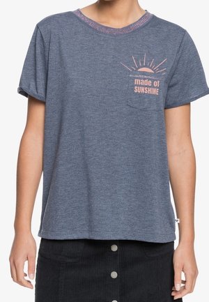 T-shirt à manches courtes, bleu marine, en tissu doux, avec un motif de poche rose portant le texte "fait de SOLEIL." Fini avec un col à motifs.