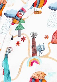 Farverigt stof med fantasifulde illustrationer af træer, skyer, blomster og et gråt dyr, accentueret med mønstre og former.