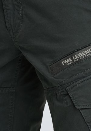 Dunkelgrüne Cargo-Hose aus leichtem Material, mit einem Patch mit "PME Legend"-Branding und mehreren Taschen mit verstärkten Nähten.