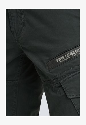 Pantalones cargo verde oscuro hechos de una tela ligera, con un parche que lleva la marca "PME Legend" y múltiples bolsillos con costuras reforzadas.