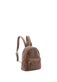 Sac à dos en cuir marron avec deux poches avant zippées, de forme arrondie et deux bretelles ajustables. Détails de couture le long des zips.