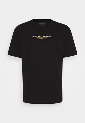 Zwarte katoenen t-shirt met korte mouwen. De voorkant bevat "CRIMINAL DAMAGE" en "LONDON" in witte en gouden letters. Standaard ronde hals ontwerp.