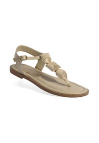 Beige platte sandalen met een T-band ontwerp, voorzien van een gestructureerd gouden decoratief element. De zool is lichtbruin met een gladde afwerking.