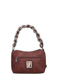 Czerwona pikowana torebka z plecionym taupe paskiem, przednią kieszenią na zamek i kwadratową łatką z logo. Gładka faktura z wyraźnie zbudowanym kształtem.