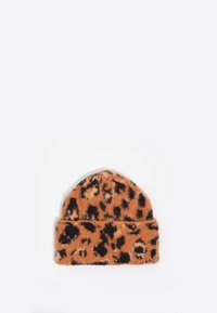 Gorro de punto con estampado de leopardo en tonos naranjas y negros cálidos, textura suave, patrón de punto, diseño con doblez y parte superior redondeada.