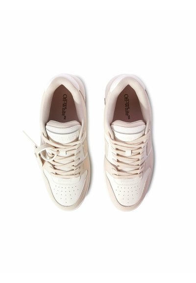 Coppia di sneakers Off-White beige e bianche con lacci, puntale traforato e soletta con logo, viste dall'alto su sfondo bianco.