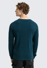 Lange mouw shirt in donkergroenblauw, textuurstof met een relaxte pasvorm en brede halslijn, met een rechte zoom en minimale stiksels.