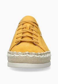 Sneaker en daim jaune avec bout rond, design à lacets et semelle en jute texturé. Dispose de coutures contrastantes et d'un accent en corde blanche.