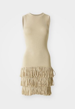 Abito beige senza maniche con texture a coste, corpetto aderente e dettagli di frange sovrapposte all'orlo. Materiale morbido con una finitura liscia.