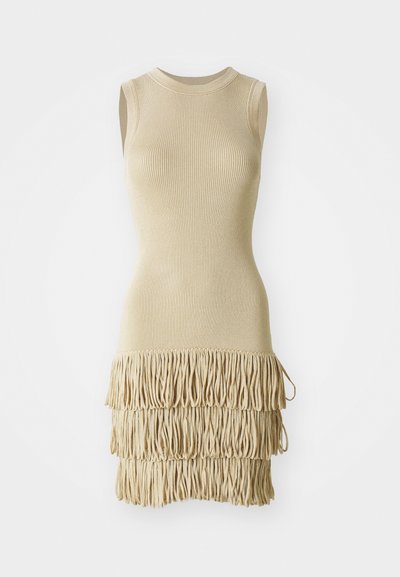 Beige ärmelloses Kleid mit gerippter Textur, tailliertem Oberteil und mehrlagigem Fransenabschluss am Saum. Weiches Material mit glatter Oberfläche.