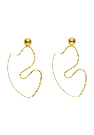 Set van goudkleurige oorbellen van draad met abstracte, golvende geometrische vormen en bolvormige knopjes.